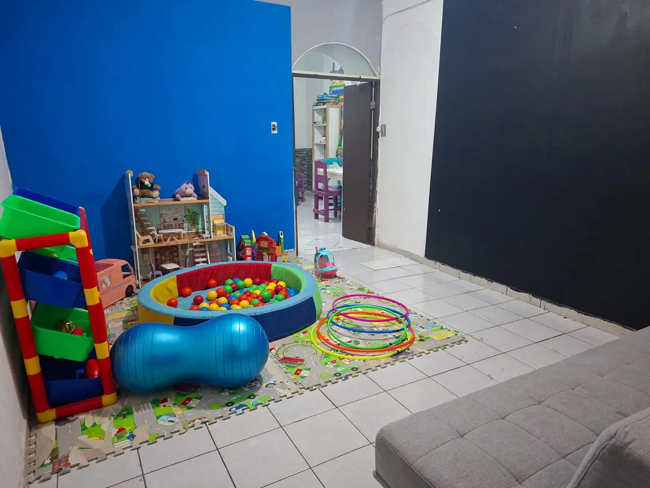 Zona de juego amplia y luminosa para sesiones lúdicas en NeuroKids