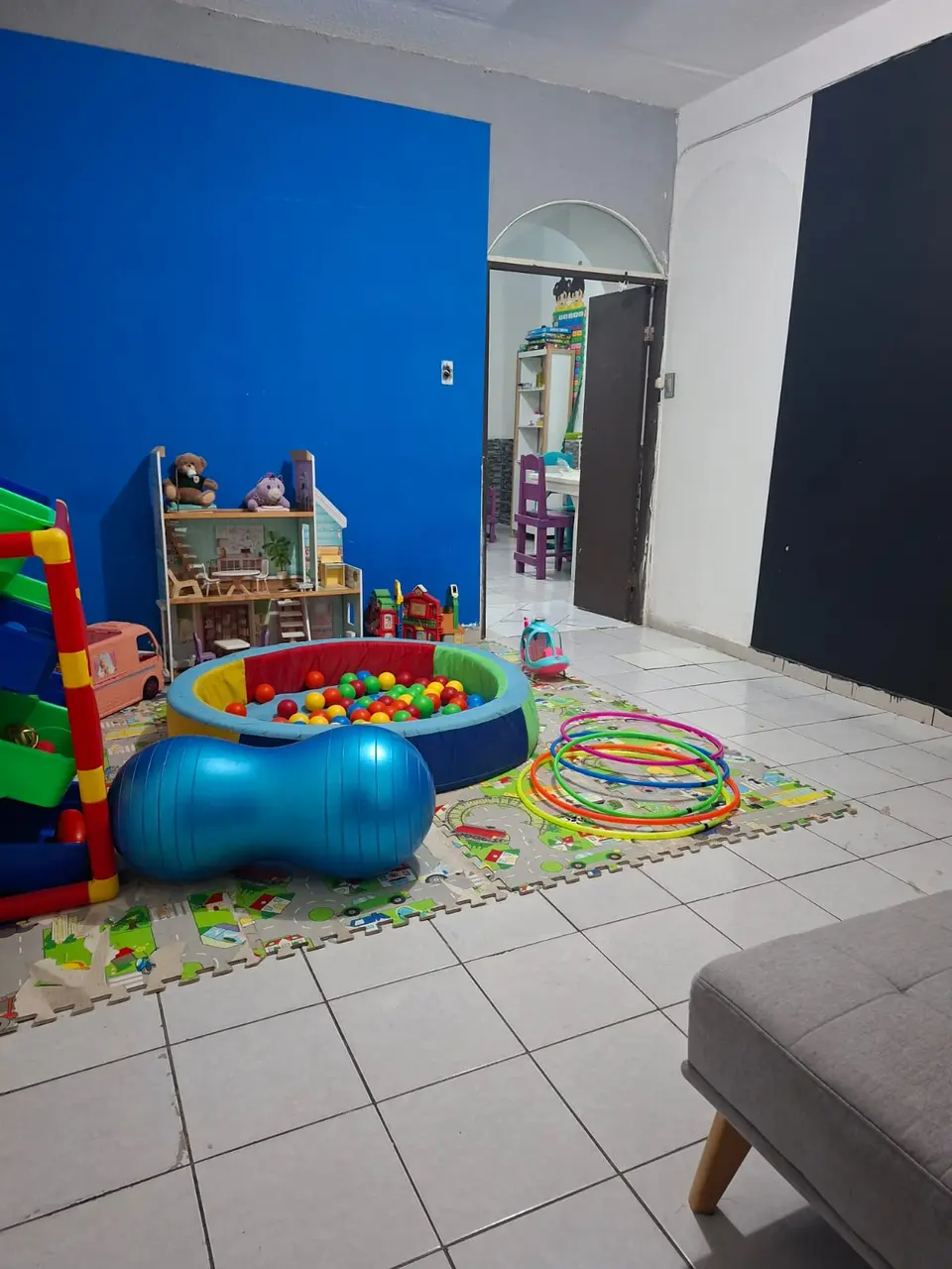 Área de juego del consultorio NeuroKids con juguetes y material sensorial organizado