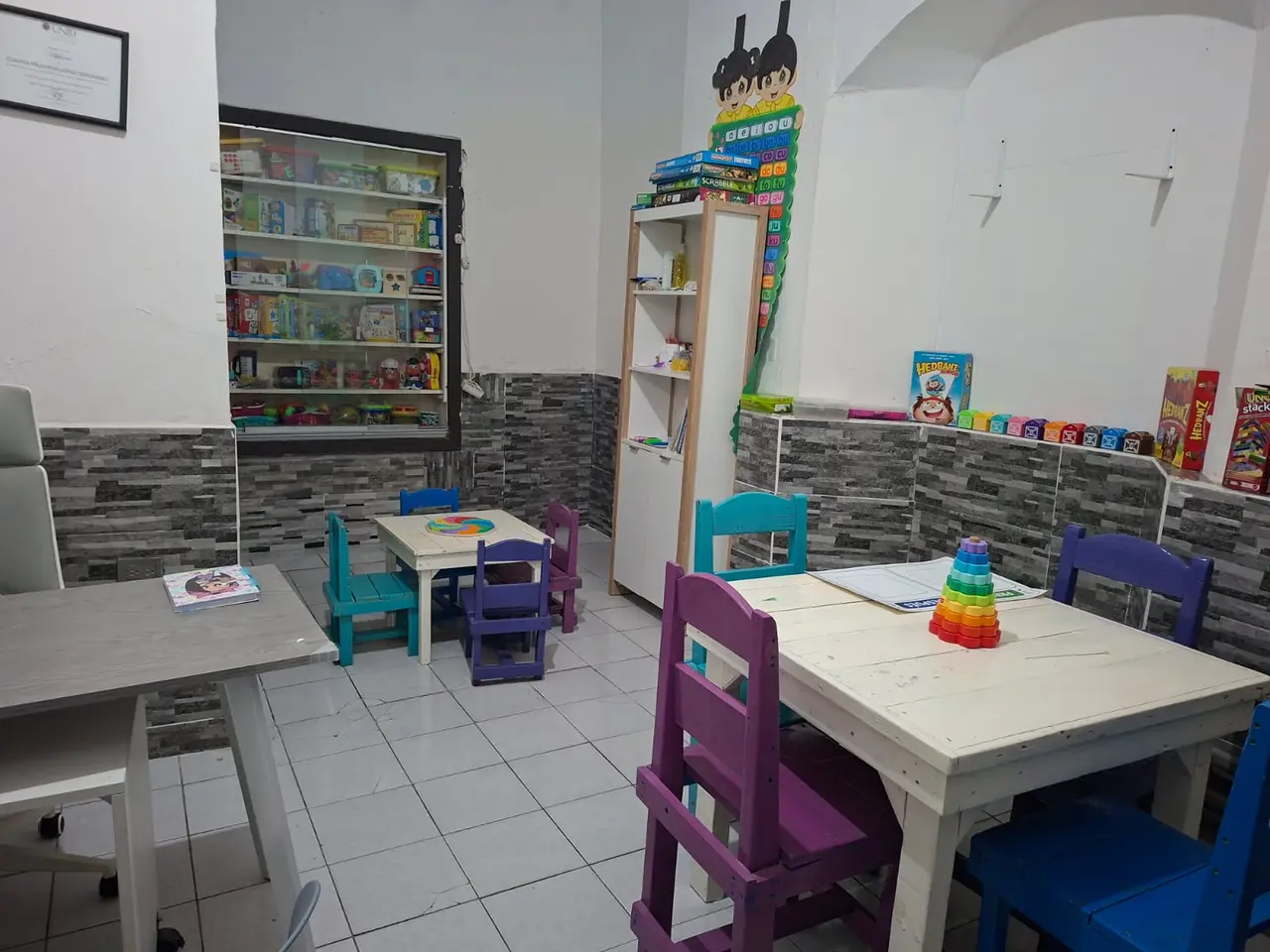 Mesas de trabajo del consultorio adaptadas para niñas y niños de distintas edades