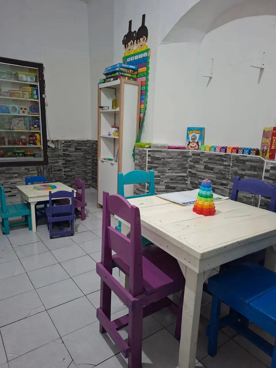 Materiales de trabajo y de aprendizaje organizados y a la vista de los niños