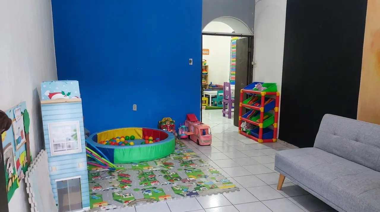 Sala de juegos del consultorio NeuroKids, con espacio amplio y material sensorial